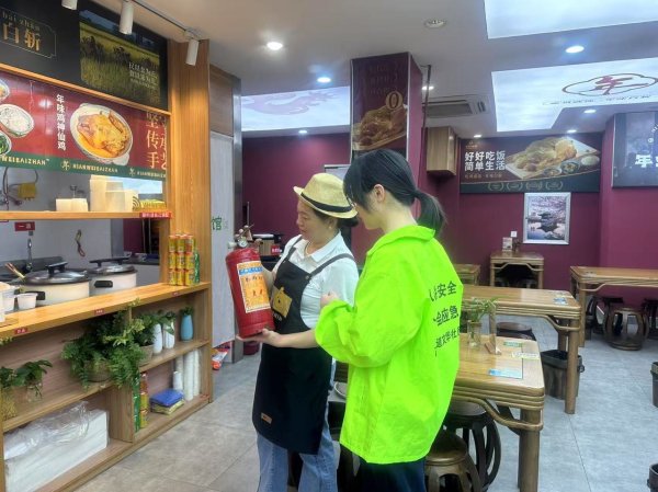 笑赢配资 从商铺到民居 这个社区全方位隐患排查