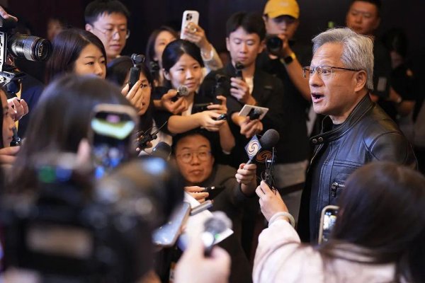 永利策略 黄仁勋换上了唐装