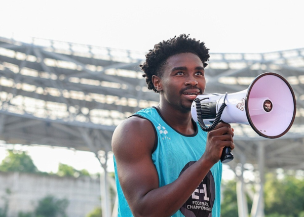 信通实盘 辱骂国足球迷为杂种！21岁黑人港脚惹众怒，中甲队正考虑与他解约